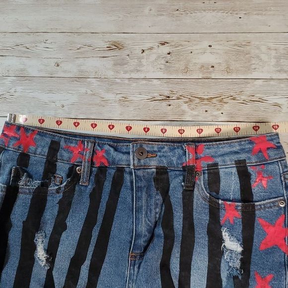 Birds of Prey Harley Quinn Destructed Jean Denim Shorts Size 5 Stars & Stripes - Picture 9 of 11